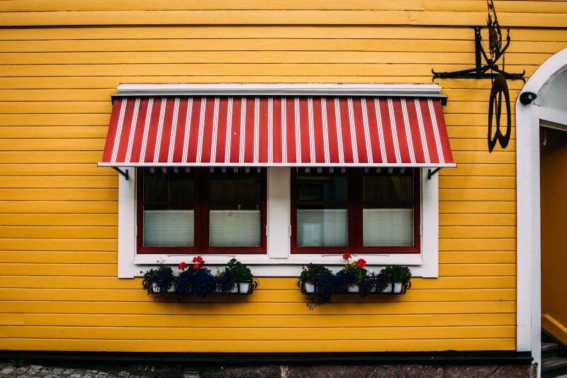 red awning